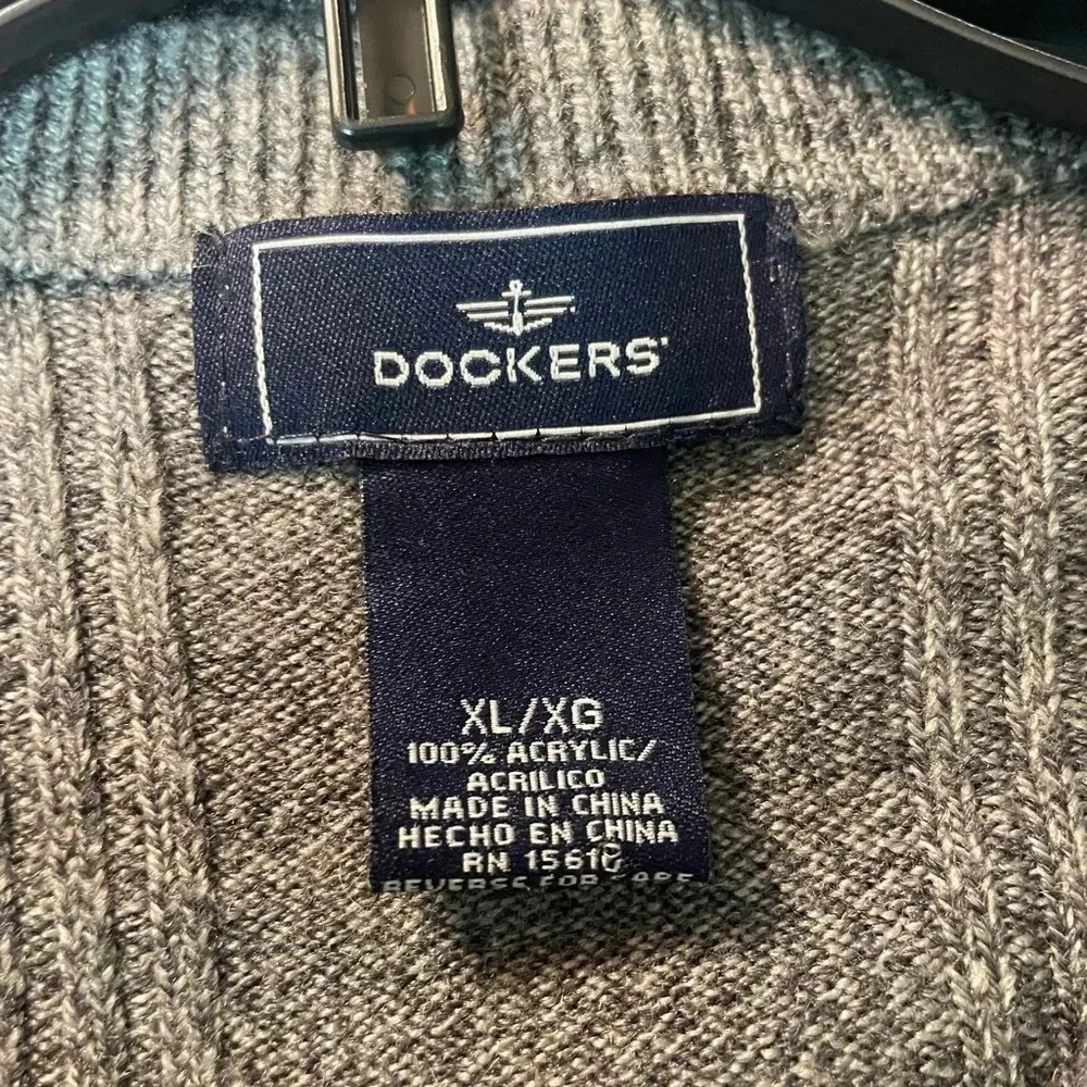 Dockers men’s gray golf vest size XL 100% acrylic Very soft.